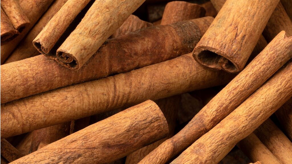 Cinnamon bark sticks arranged in a close-up view, highlighting their natural texture, colour and distinctive rolled form.